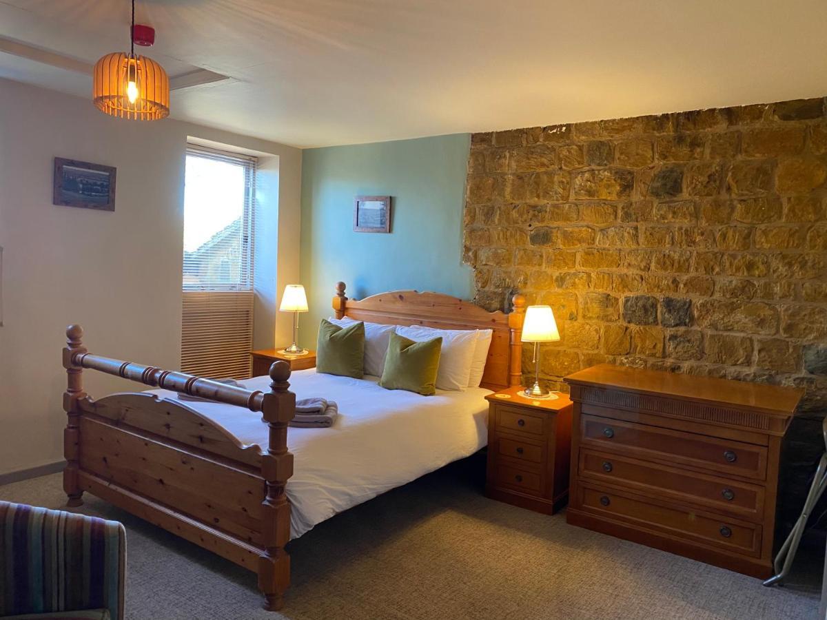The Hollybush Inn And B&B Priors Marston Extérieur photo