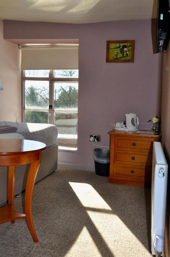 The Hollybush Inn And B&B Priors Marston Extérieur photo