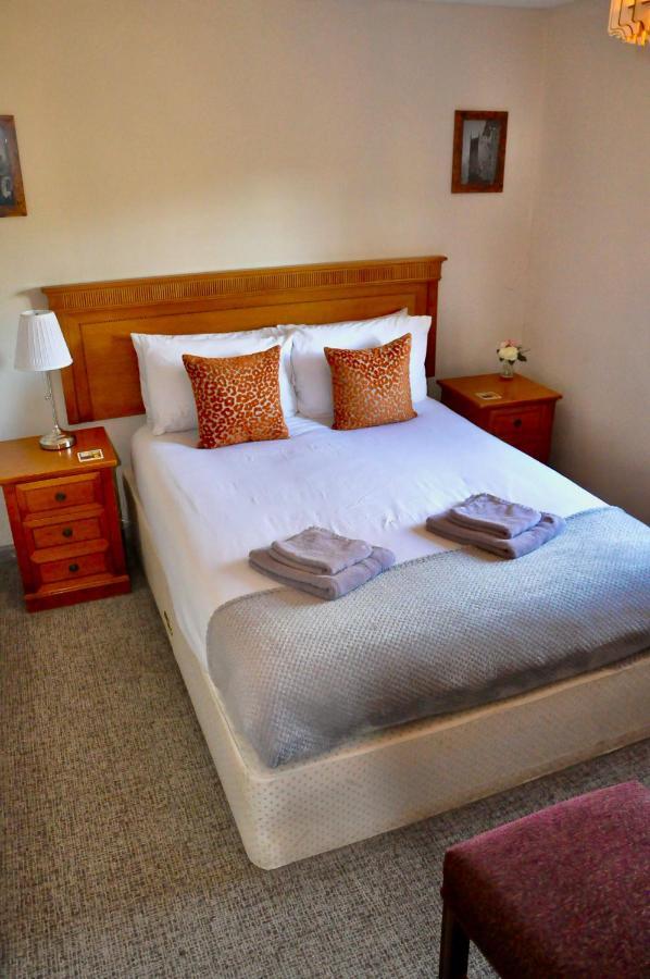 The Hollybush Inn And B&B Priors Marston Extérieur photo