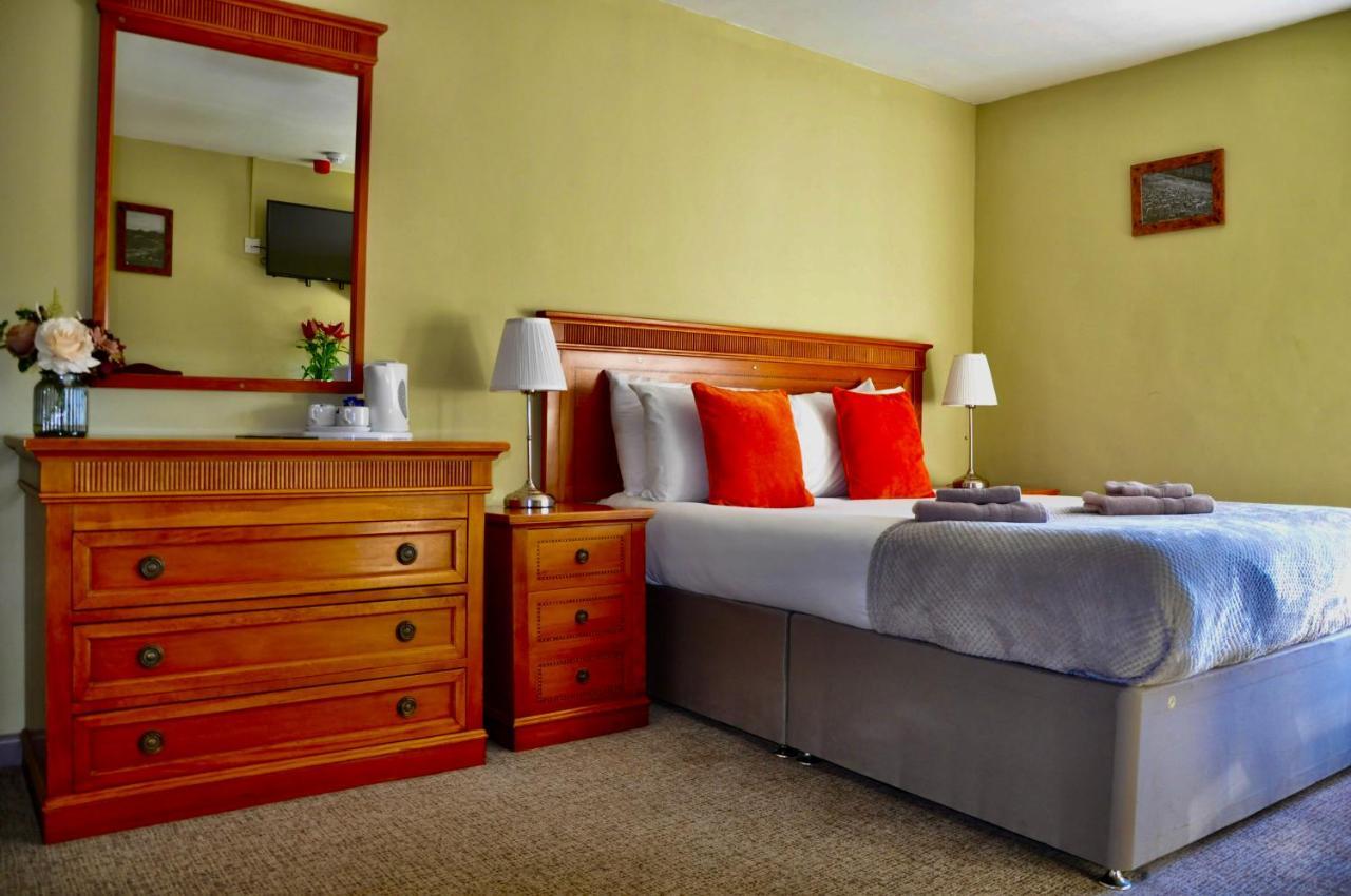 The Hollybush Inn And B&B Priors Marston Extérieur photo