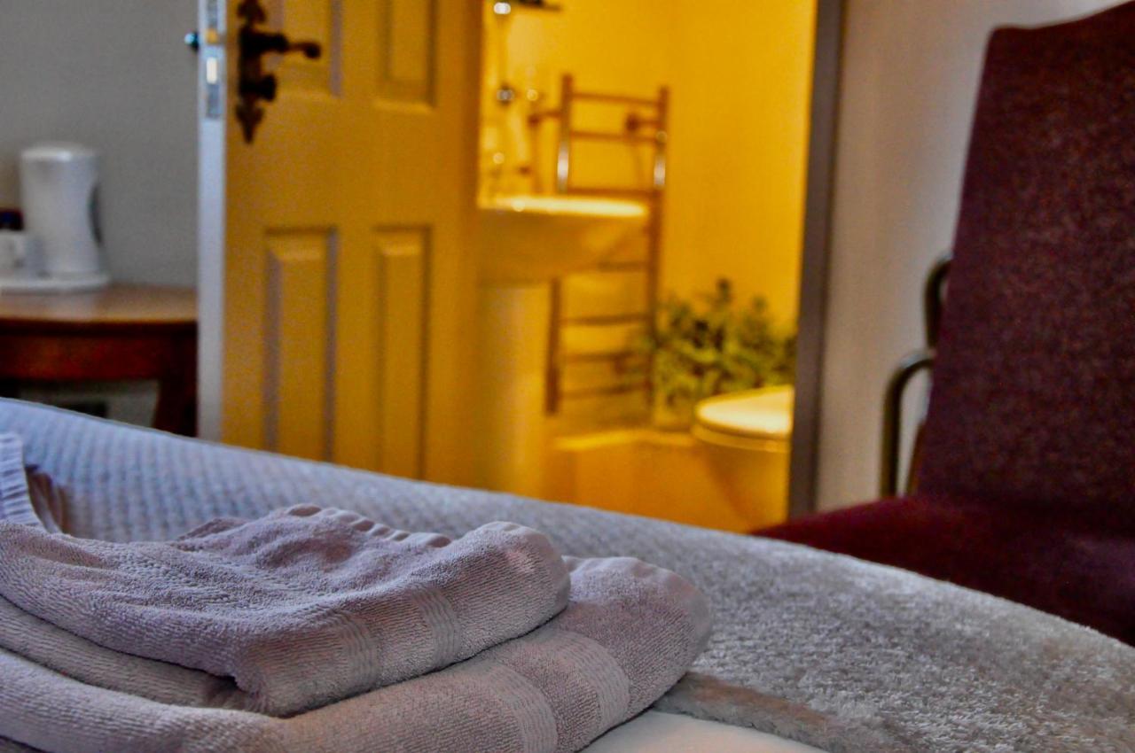 The Hollybush Inn And B&B Priors Marston Extérieur photo