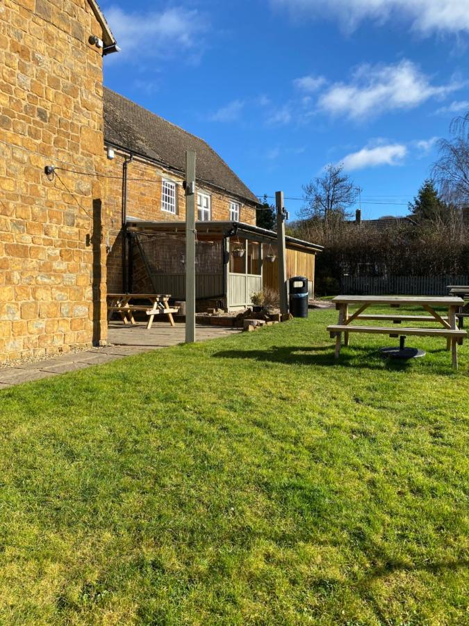 The Hollybush Inn And B&B Priors Marston Extérieur photo