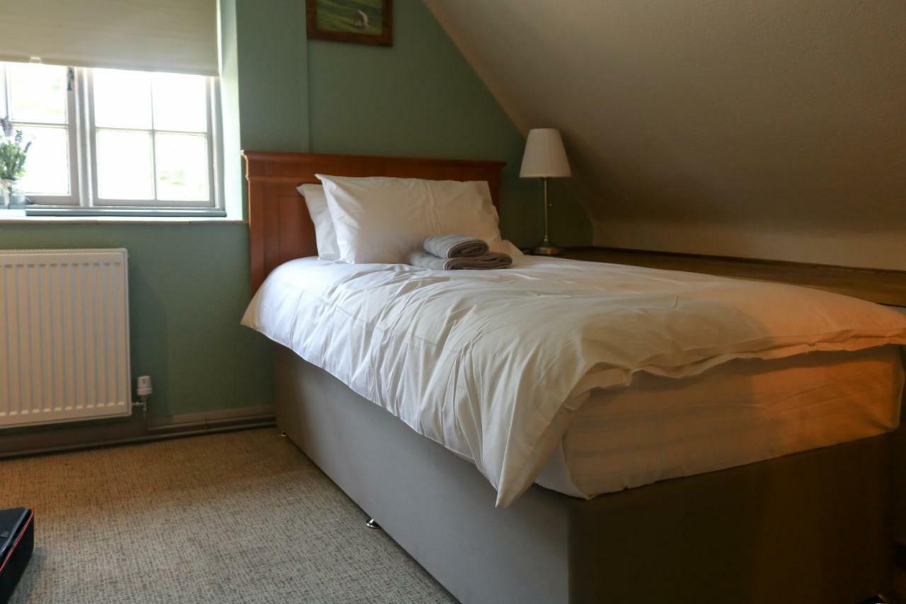 The Hollybush Inn And B&B Priors Marston Extérieur photo