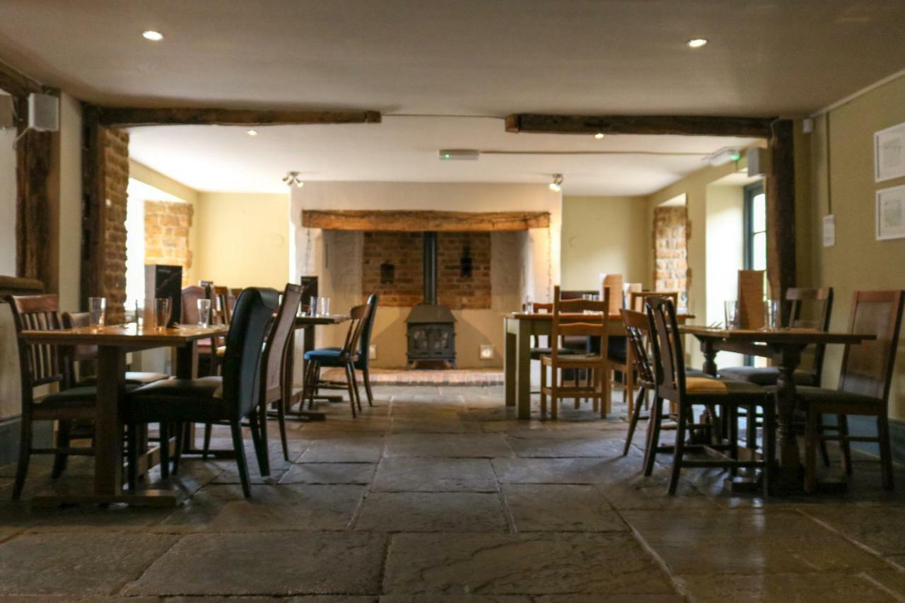 The Hollybush Inn And B&B Priors Marston Extérieur photo